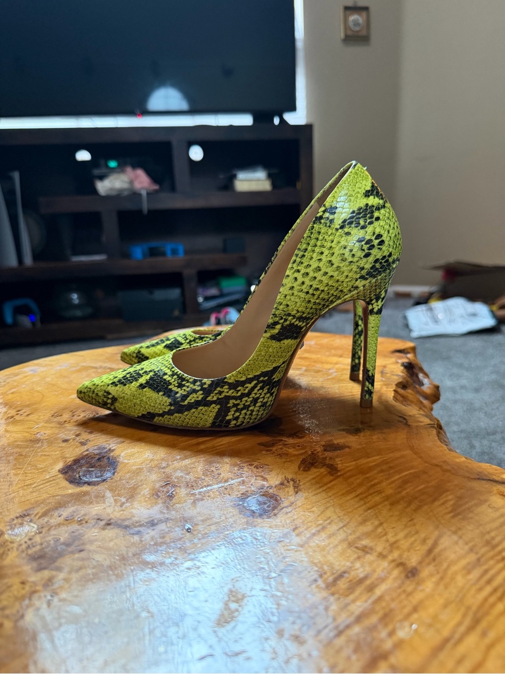 Schutz Lou Neon Yellow Embossed Snakeskin Leather Pump Heels 7.5
